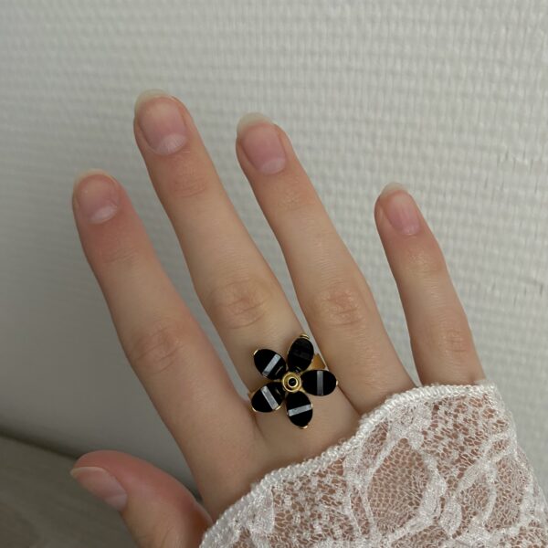 Ring 'Black flower'